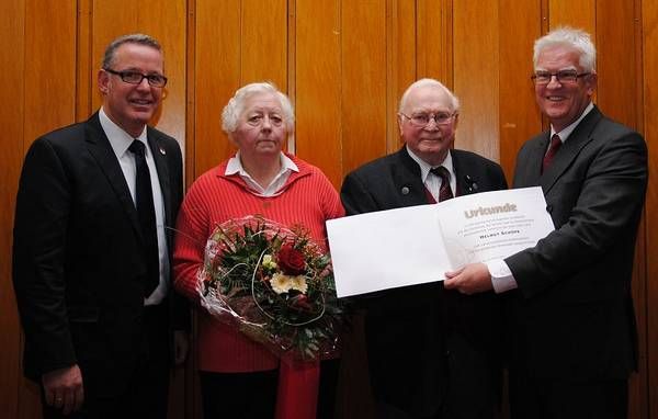 Helmut Schöpe mit der goldenen Ehrennadel des LSB ausgezeichnet